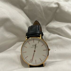 Daniel wellington rose gold watch w black strap
